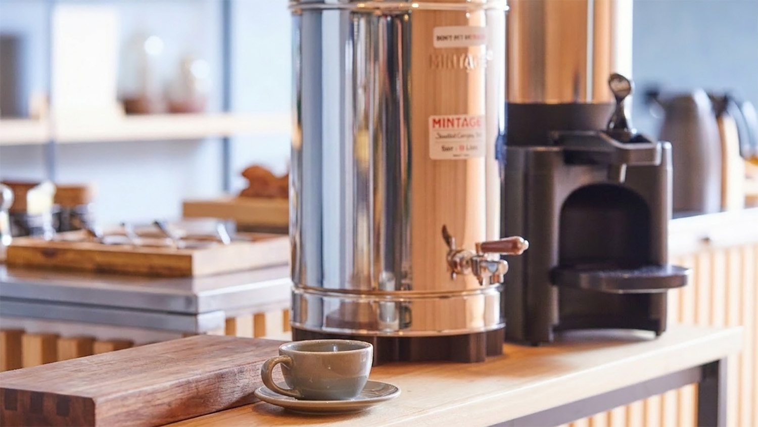 【フリードリンク】コーヒー／加賀棒茶をセルフサービスでお楽しみください。（利用時間／17時～23時）