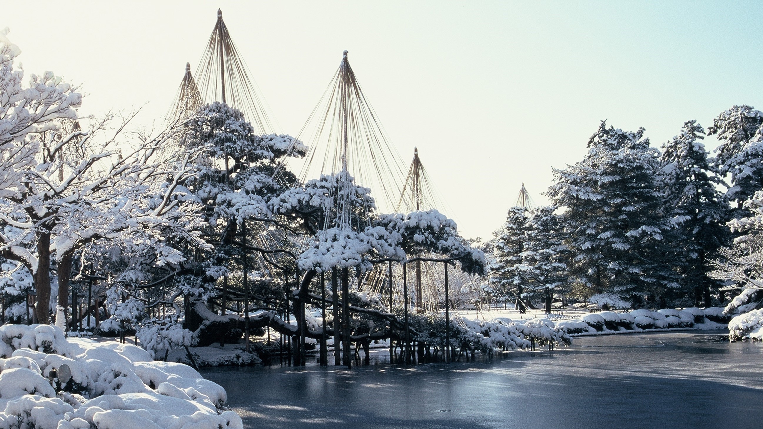 冬の金沢 ～ 雪化粧に彩られた兼六園 ～　※イメージ