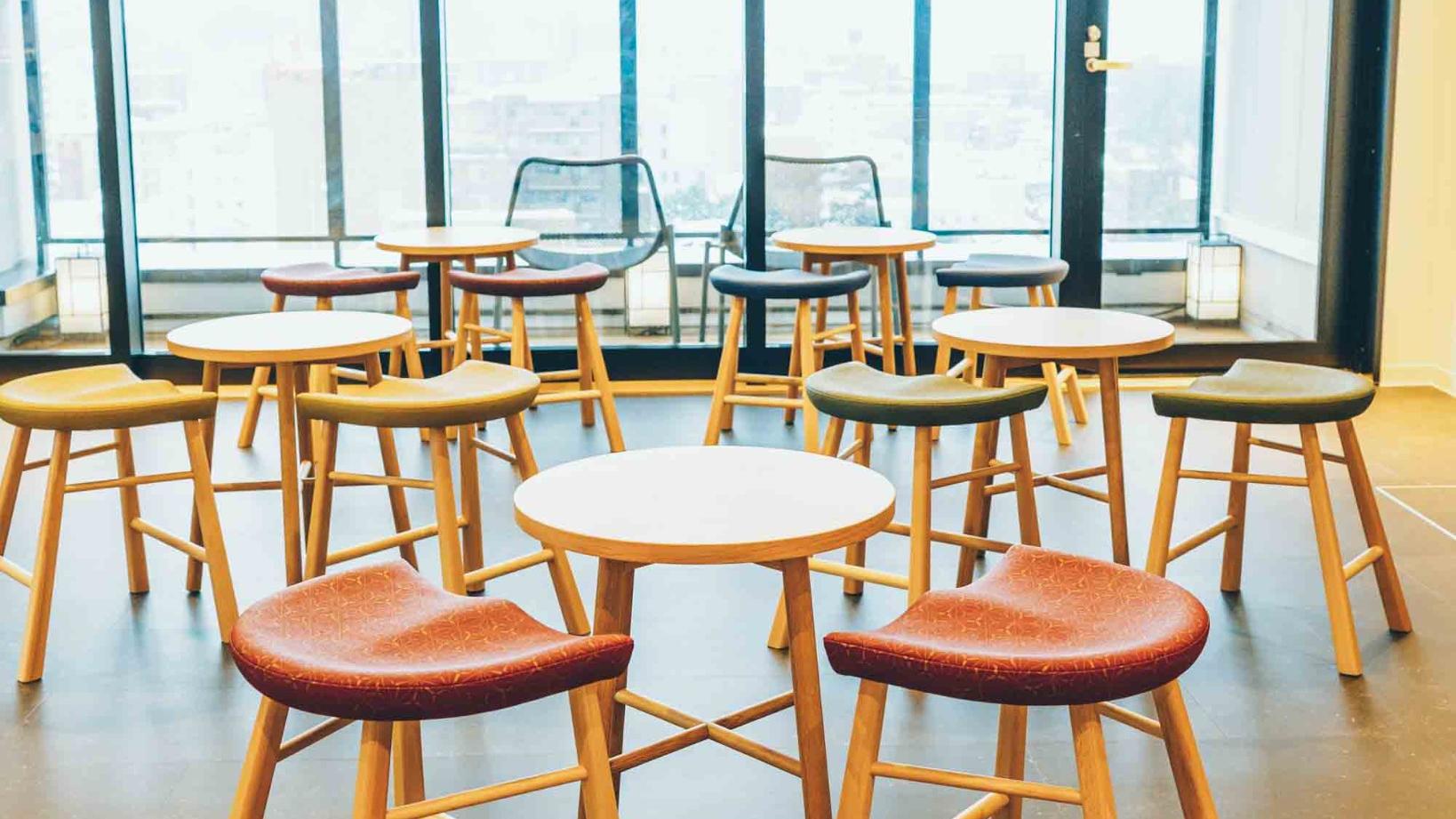 13階の「湯上り処」は24時間ご利用可。湯上りに嬉しい牛乳自販機もございます。（有料）