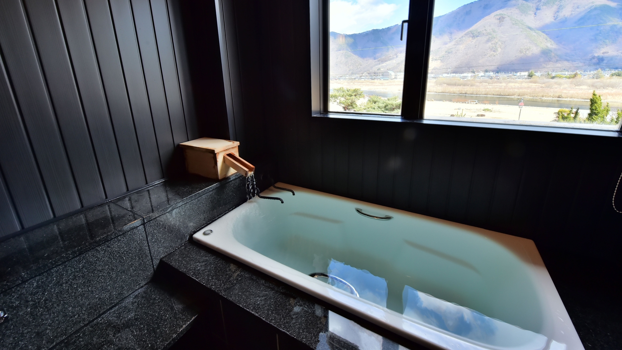 特別室『月風リトリート』：源泉かけ流し温泉風呂付