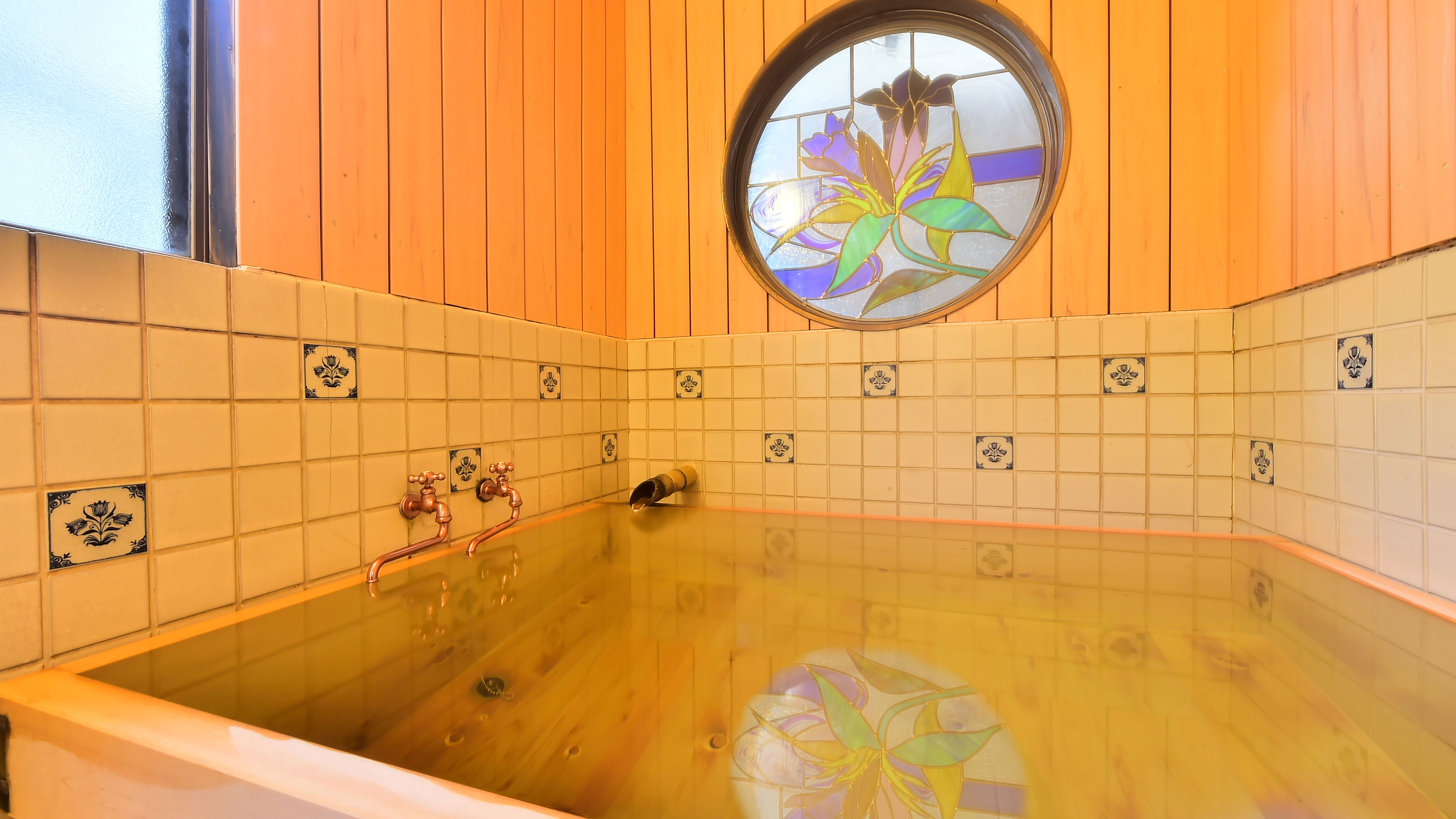 別館『美松亭』「温泉大内湯室」浴室のステンドグラス