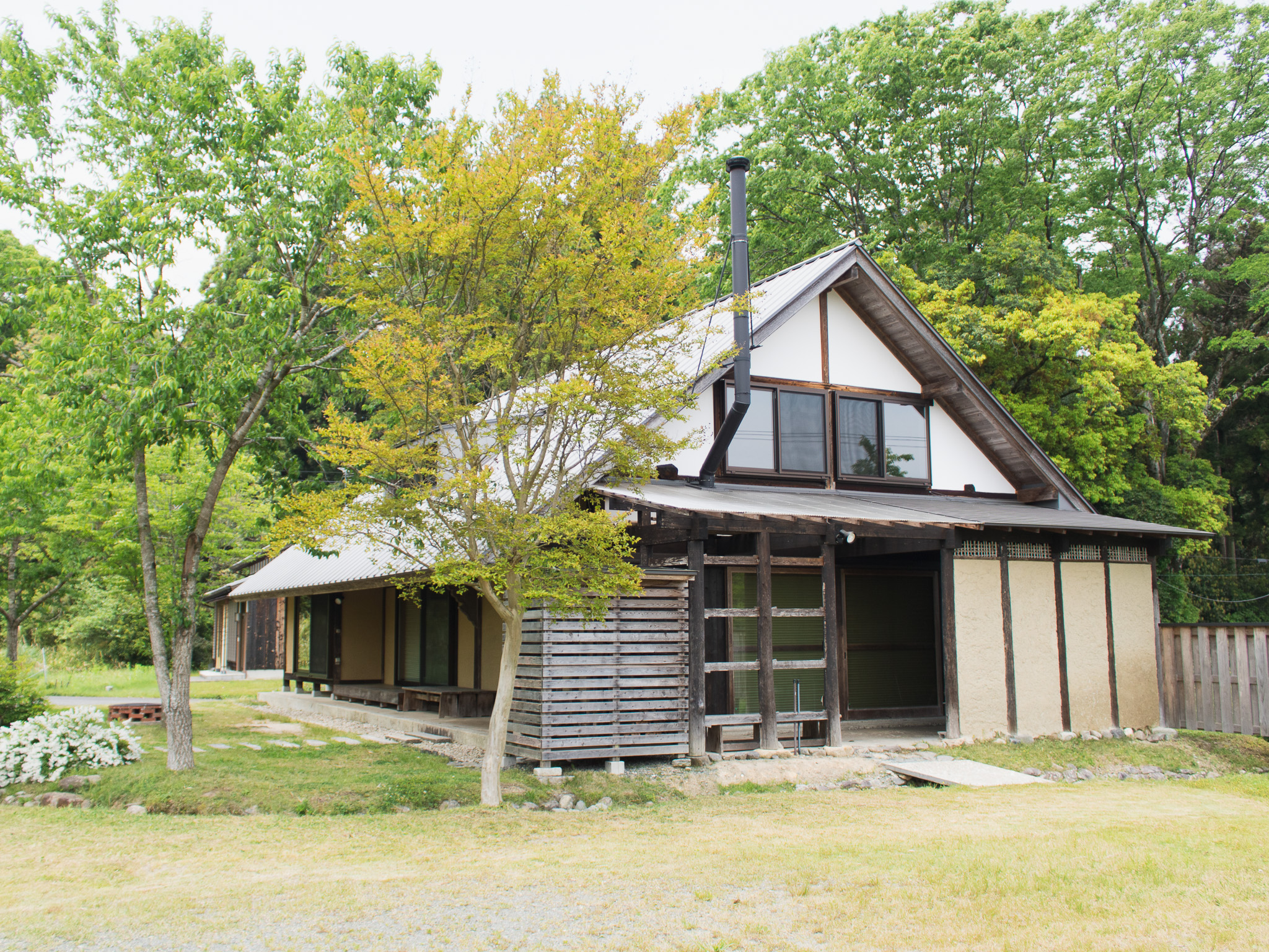 周囲には広い庭があります。外遊びやBBQ、星空観察などしていただけます。別荘のように大人数で過ごせます。
