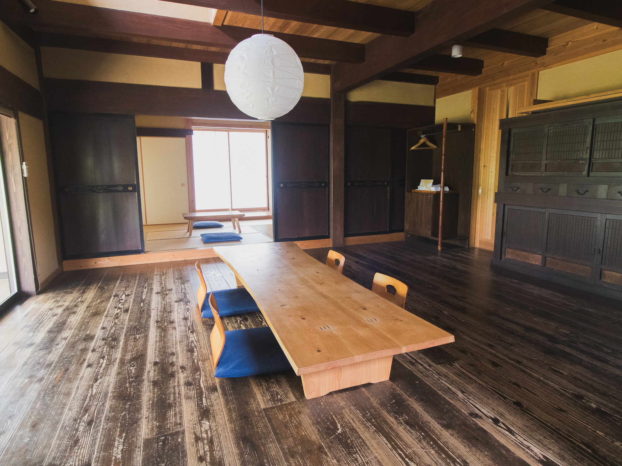 14畳の大きな板の間では大人数でお食事を楽しんでいただけます。