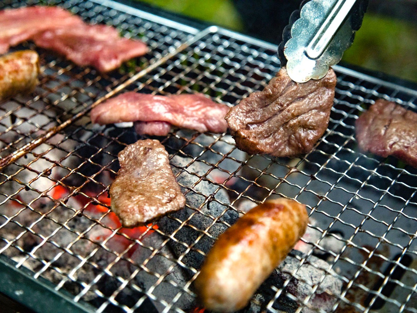 庭では大人数でのBBQも楽しめます(炭や綱の無人販売もあります)