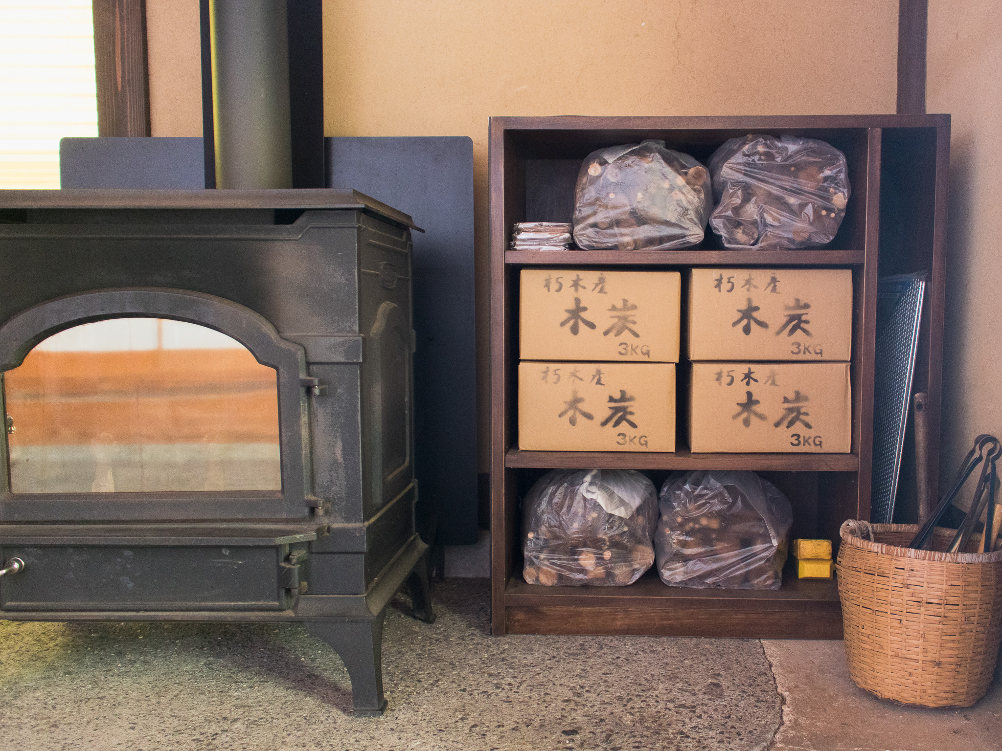 風結い本館　網や炭の販売
