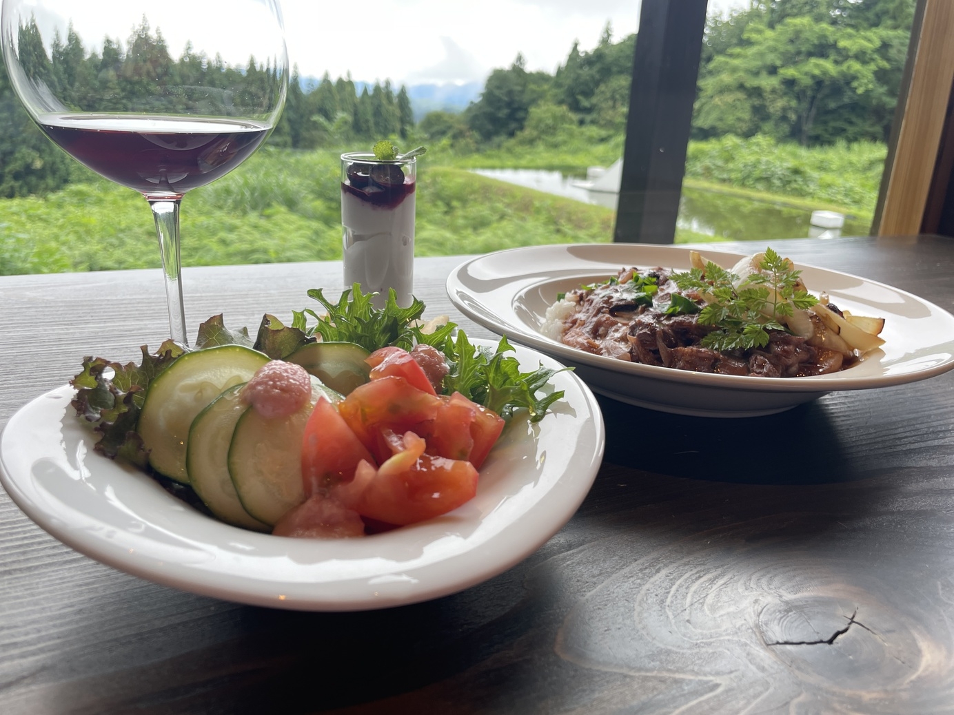 【1泊2食】醸す森特製“赤ワインと米麹のポークハヤシ”セット【銘柄豚つなんポーク】