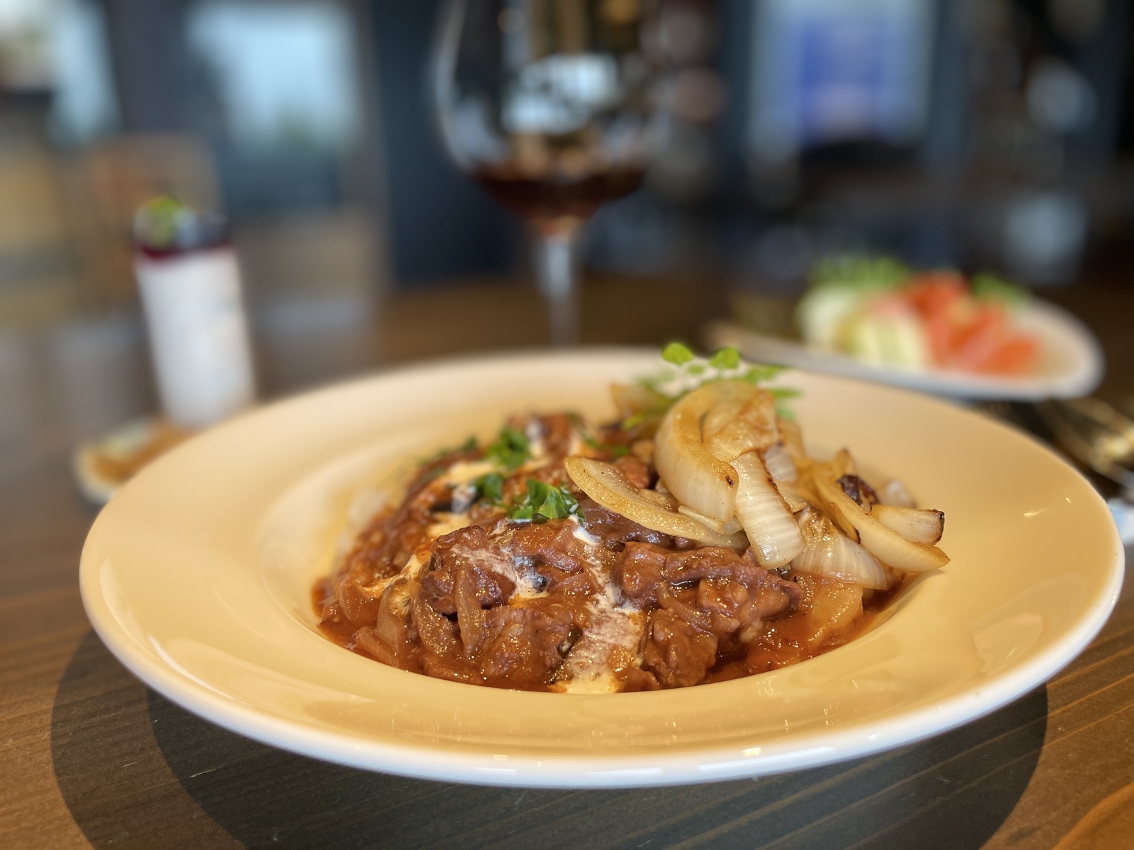【1泊2食】醸す森特製“赤ワインと米麹のポークハヤシ”セット【銘柄豚つなんポーク】