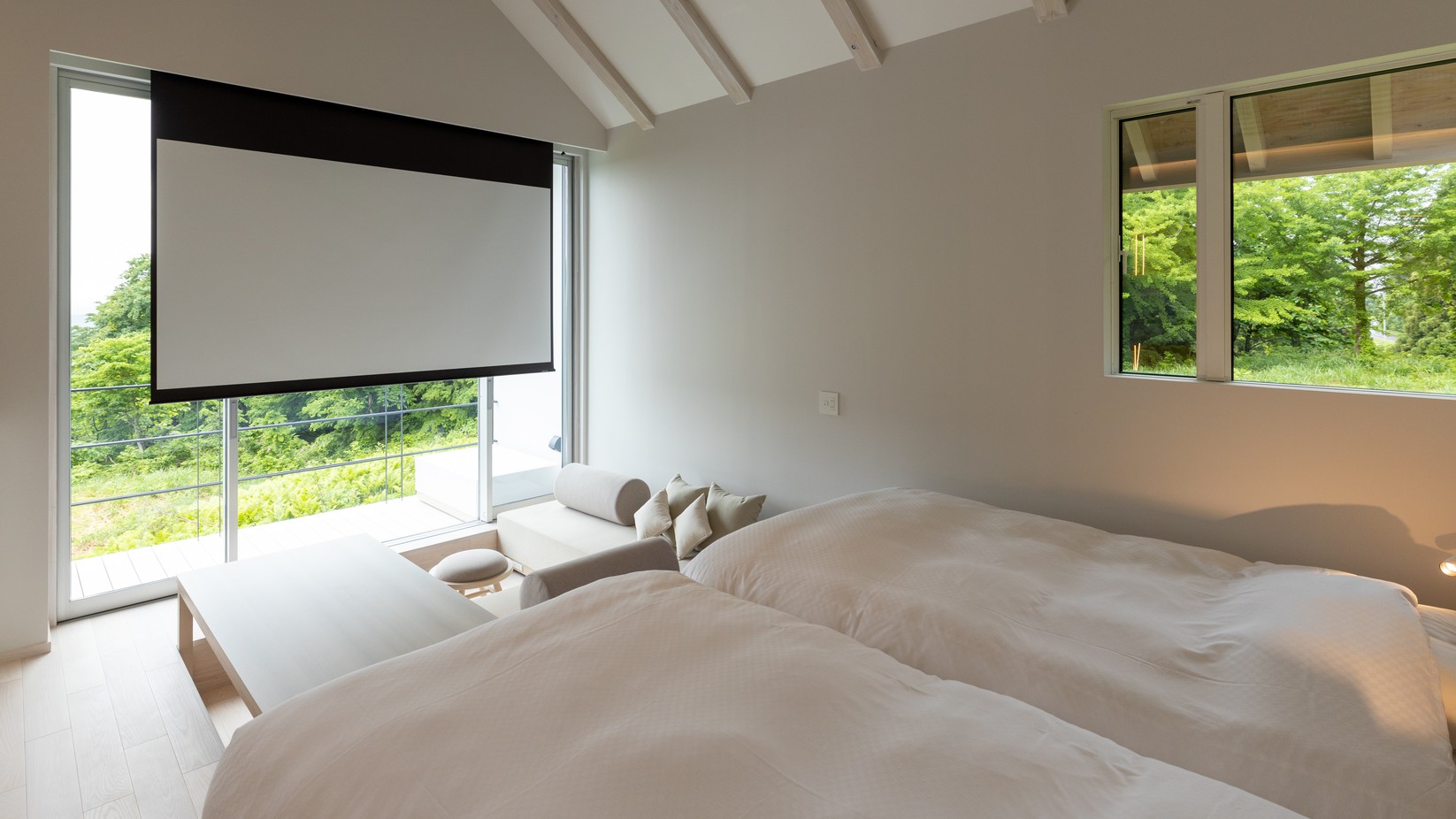 別棟ヴィラ　リビング　プロジェクター