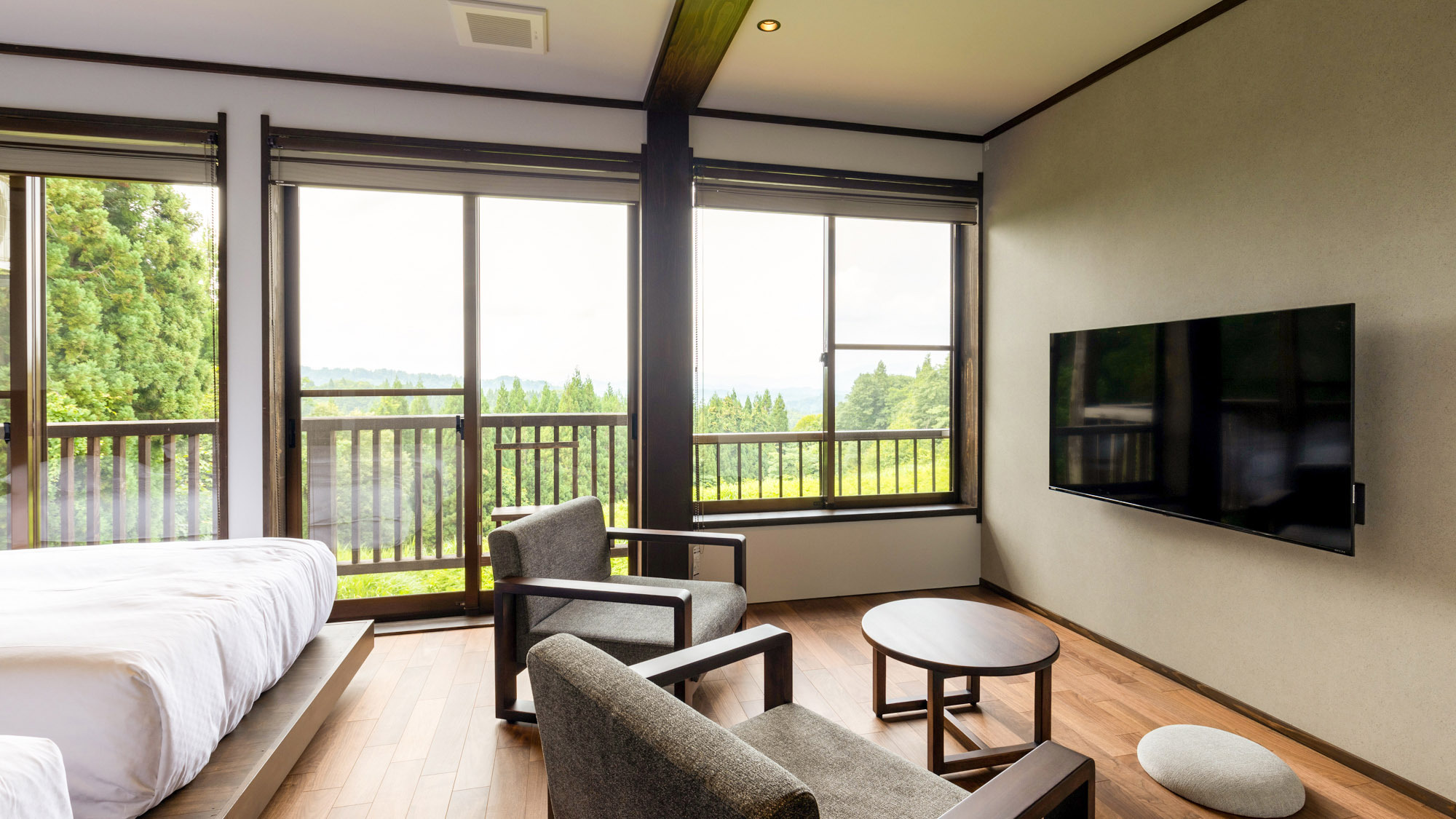 Room6　【霞 -Kasumi-】ゆったりとしたスペースで、森を眺めながら癒しのひとときを。