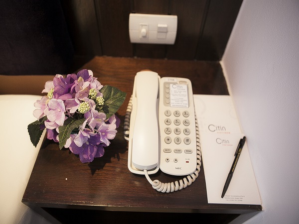 室内にて電話