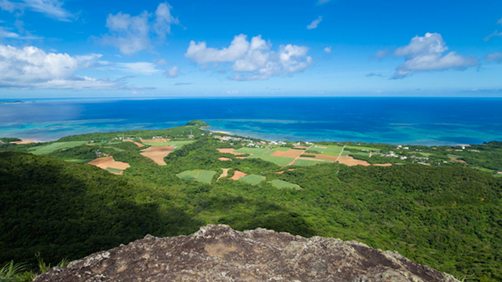 【野底マーペー】山頂にある岩には叶わぬ恋に岩になってしまった女性の切ない恋物語が伝わっています。