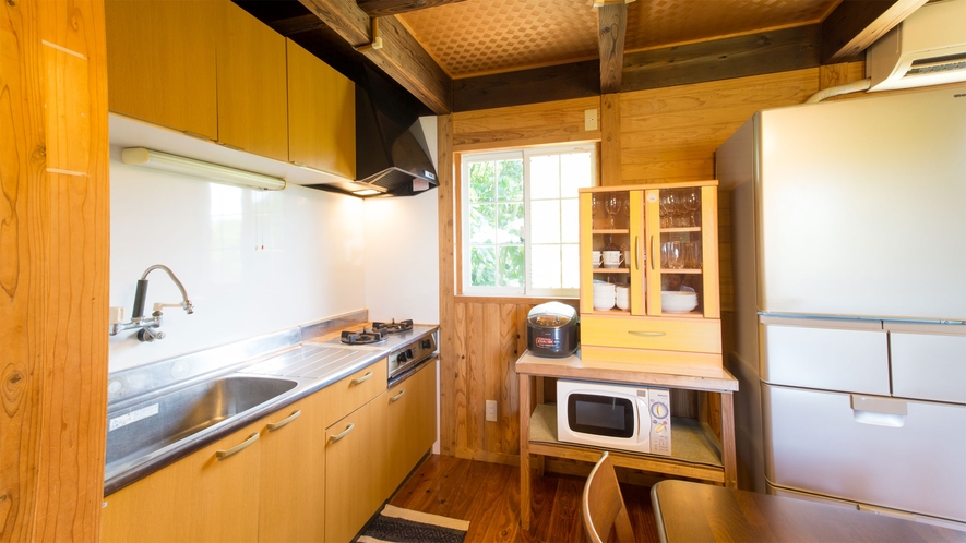 キッチンは冷蔵庫・電子レンジ・炊飯器・ガスコンロ・食器・調理器具一式完備