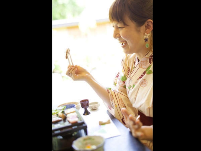 石焼きで食べるやわらかジューシーな伊賀牛に笑顔♪