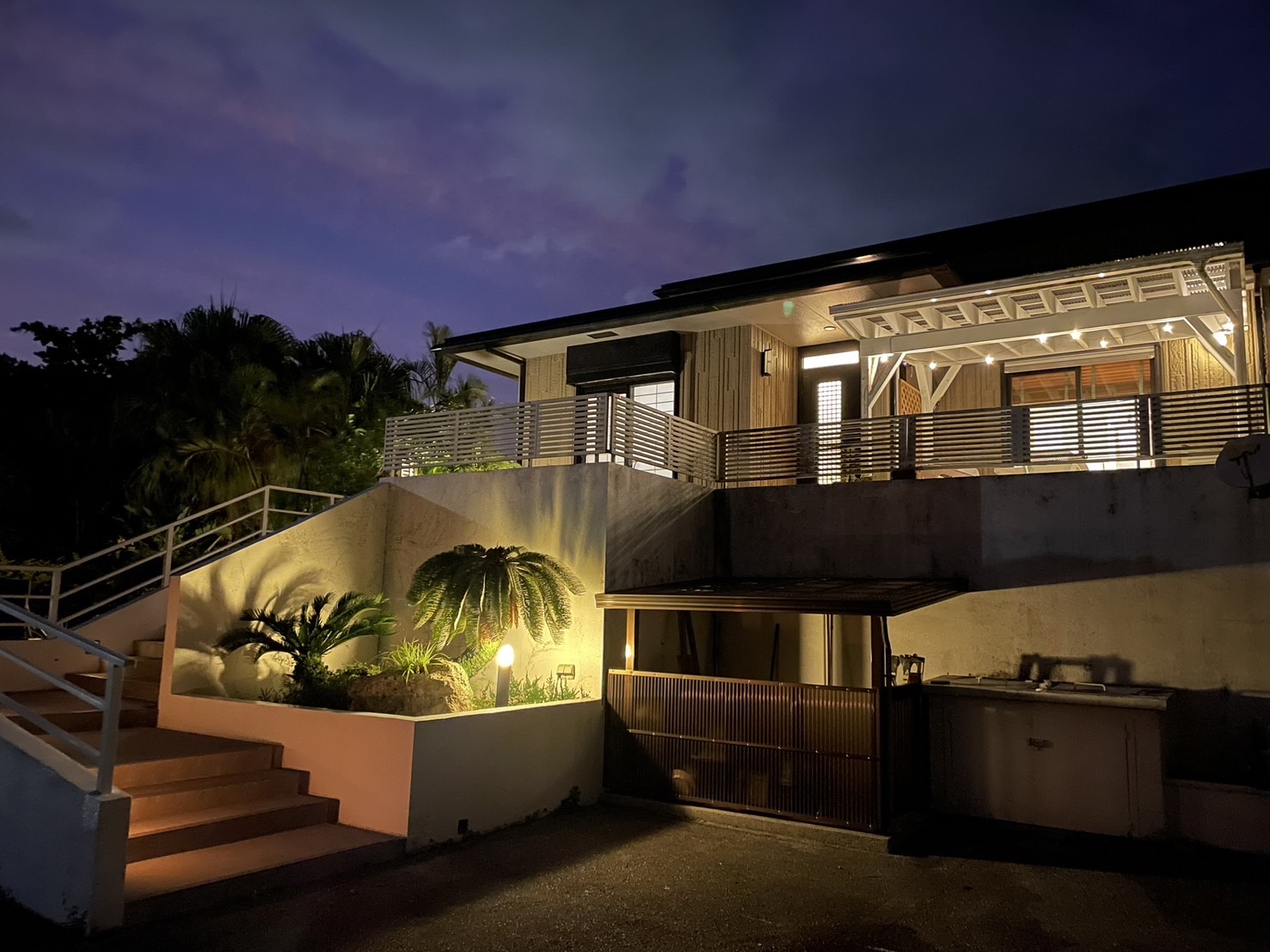 夜のエントランス外観