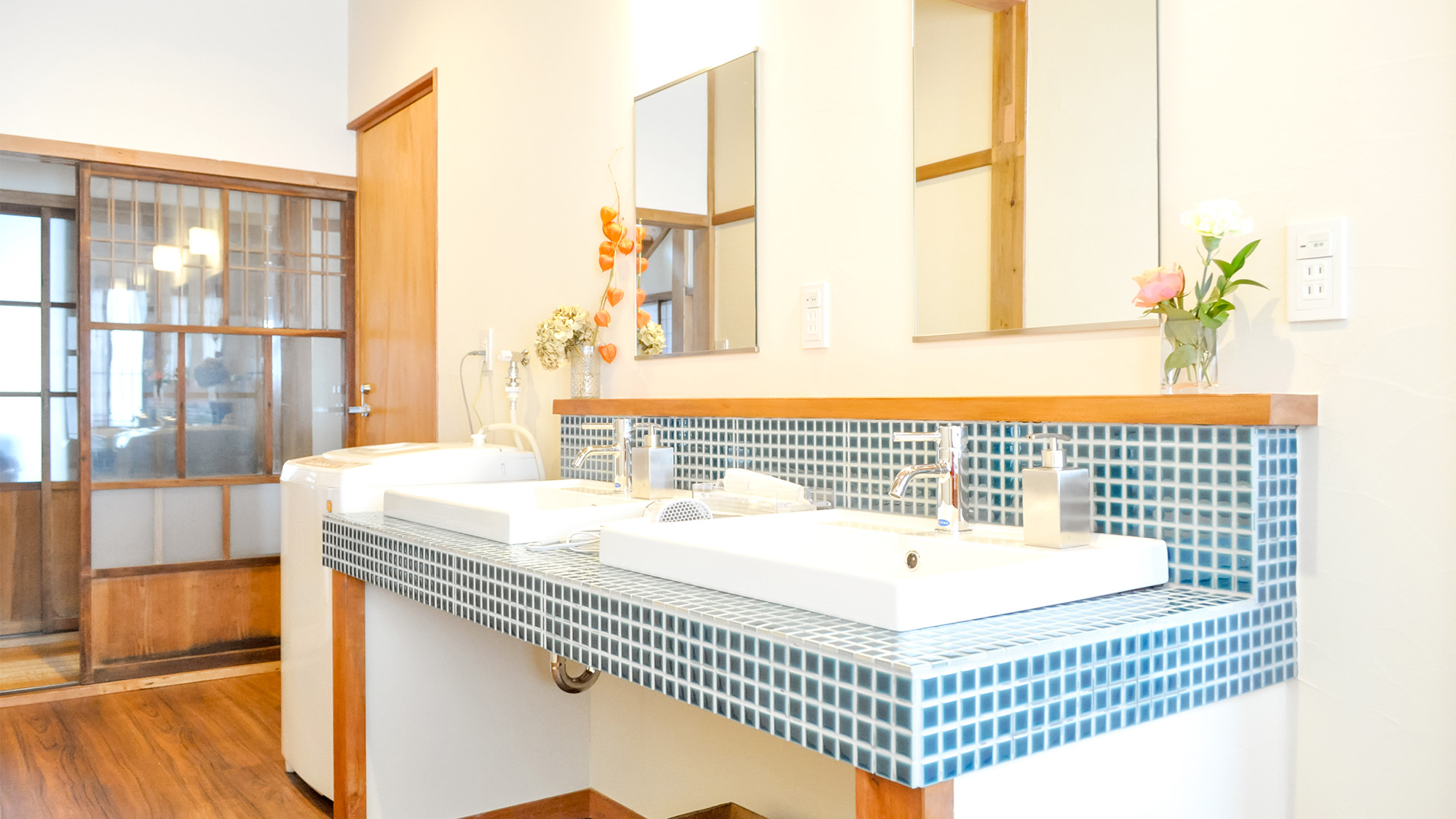 ・白い壁に青いタイルが映える明るく清潔感のある洗面台