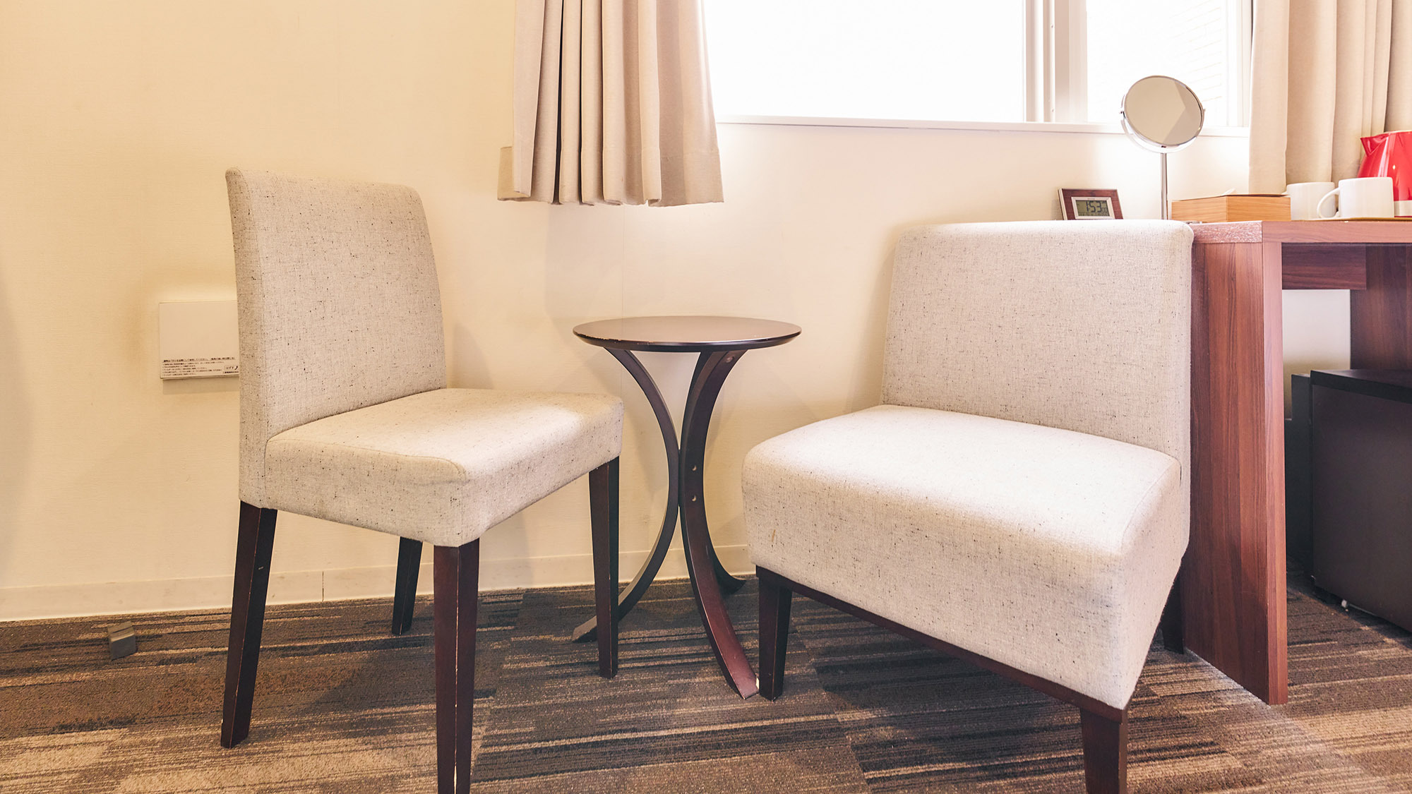 ・【スタンダードツイン】テーブルと椅子は、旅の思い出を話し合ったり夜食を楽しむのにぴったりです