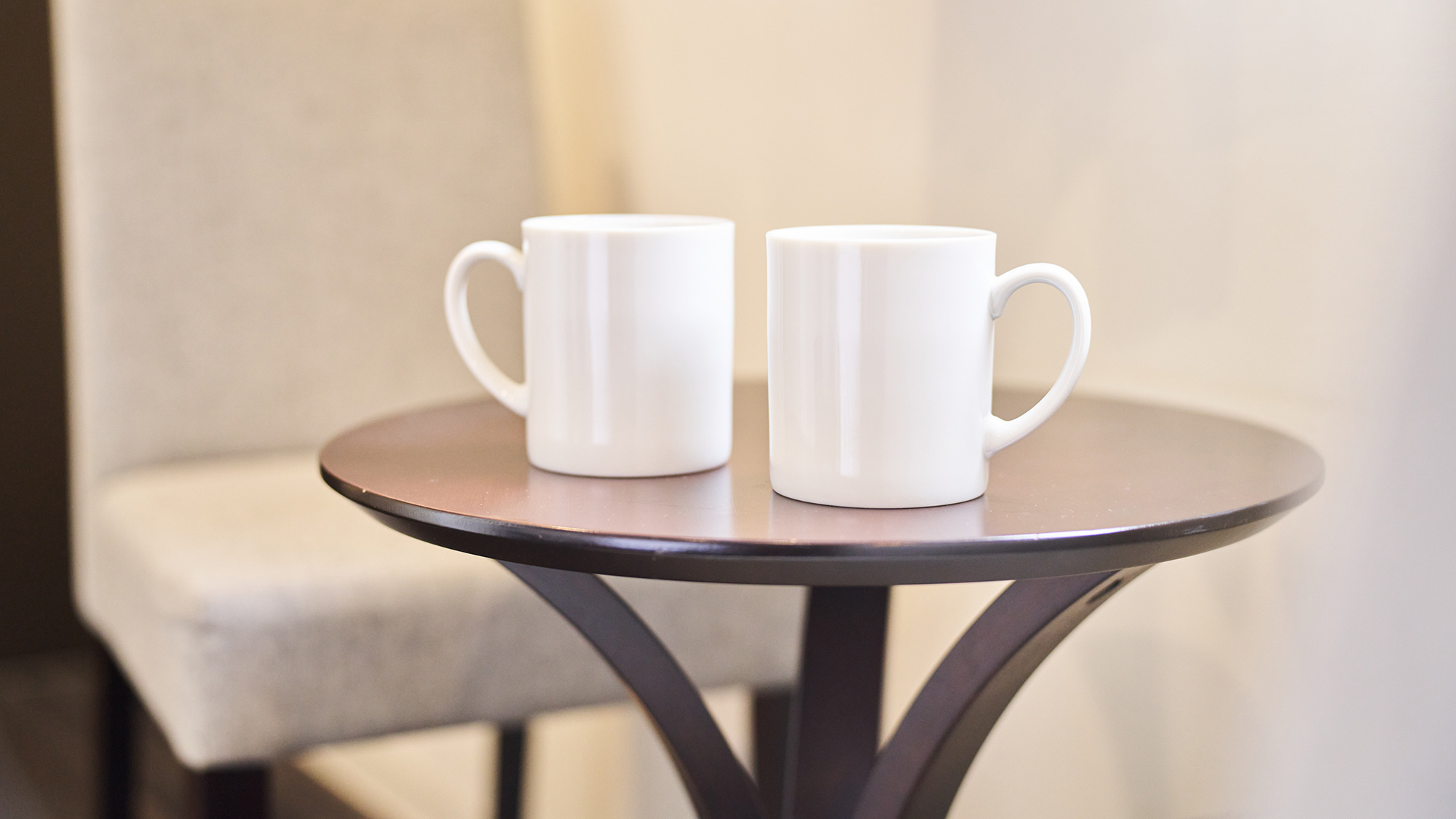 ・【スタンダードツイン】フロントに数種類のティーパックを完備。椅子に座ってのんびりティータイム♪