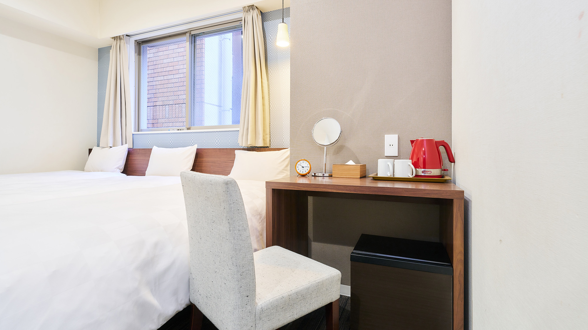 ・【トリプルルーム】ちょうどいいサイズの鏡も完備。忙しい朝のお仕度も座ってゆっくりできます