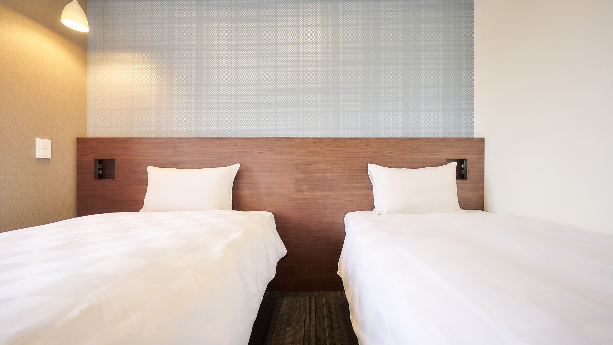 ・【スタンダードツイン】各ベッドの枕元にコンセント完備。スマートフォンの充電等にお使いください