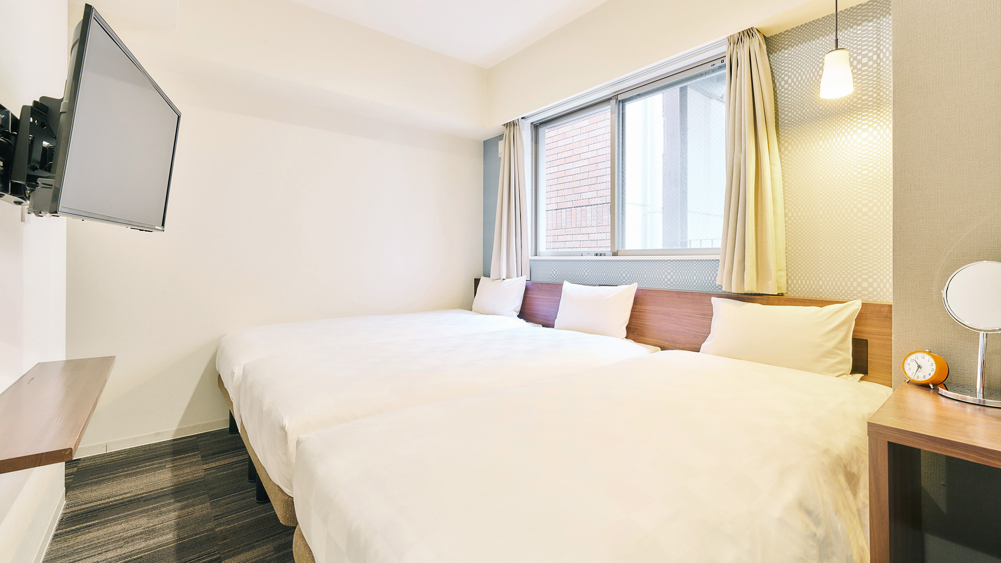 ・【トリプルルーム】見やすい位置にテレビを設置。ゴロゴロしながらお好きな番組をお楽しみいただけます