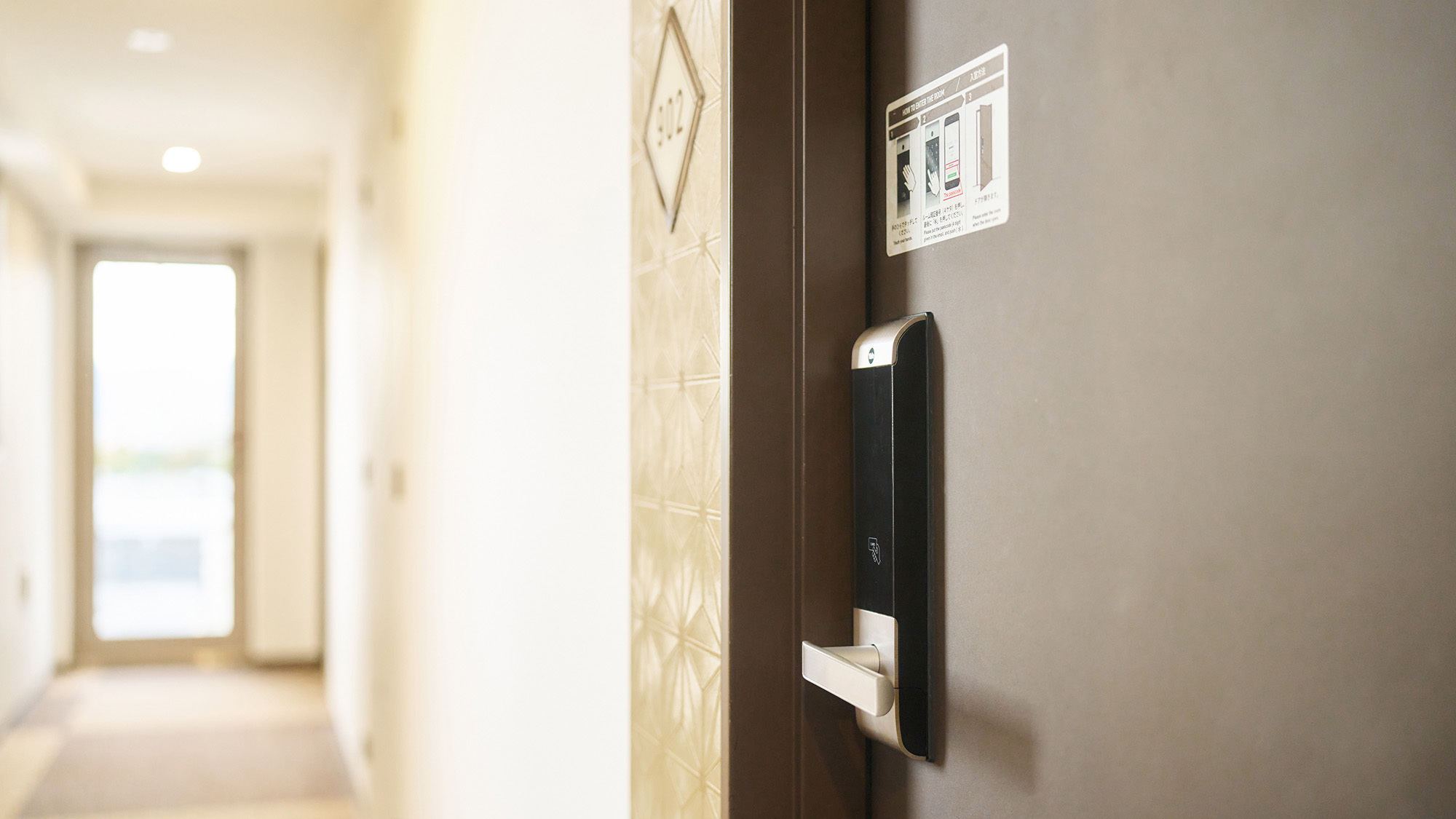 ・【客室ドア】扉を開ければ機能的なお部屋。仕事や観光、多目的にご利用いただけます