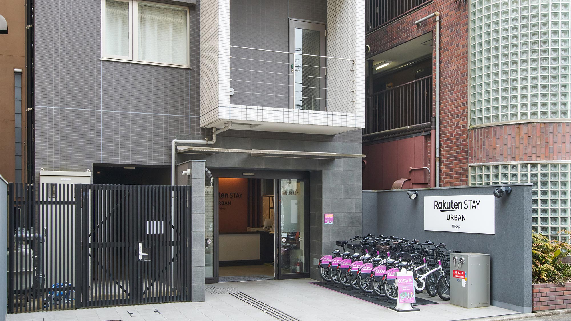 ・【外観】周辺に飲食店やコンビニがあり、滞在中も快適です