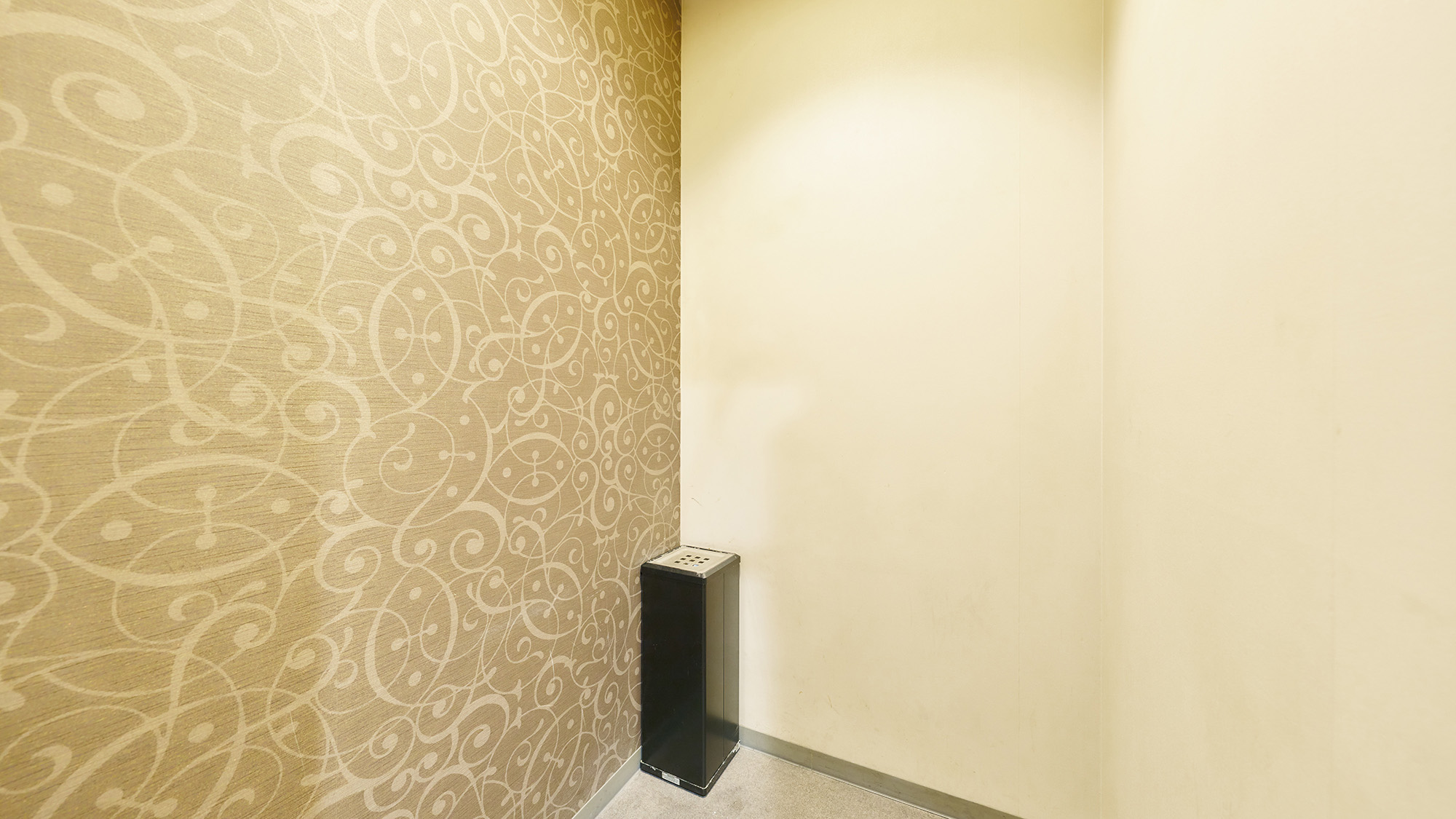 ・【喫煙室】ゆとりのある空間です。他の場所での喫煙はご遠慮ください