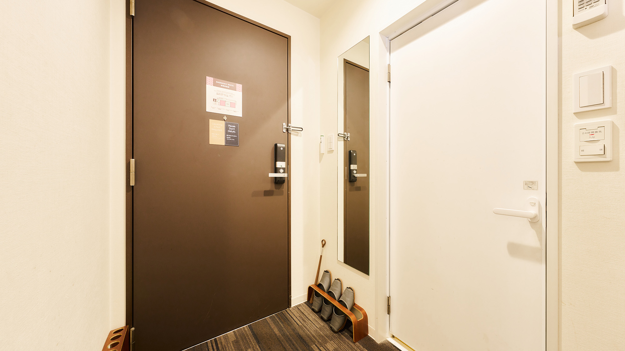 ・【トリプルルーム】こちらでスリッパに履き替えてお寛ぎください