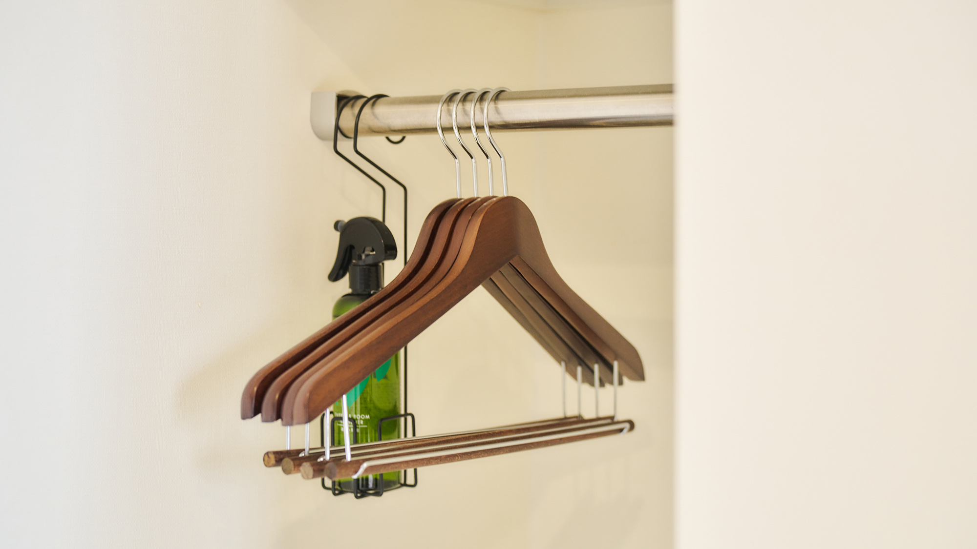 ・【部屋備品】消臭スプレーも完備。外食などで気になる匂いがついても安心！