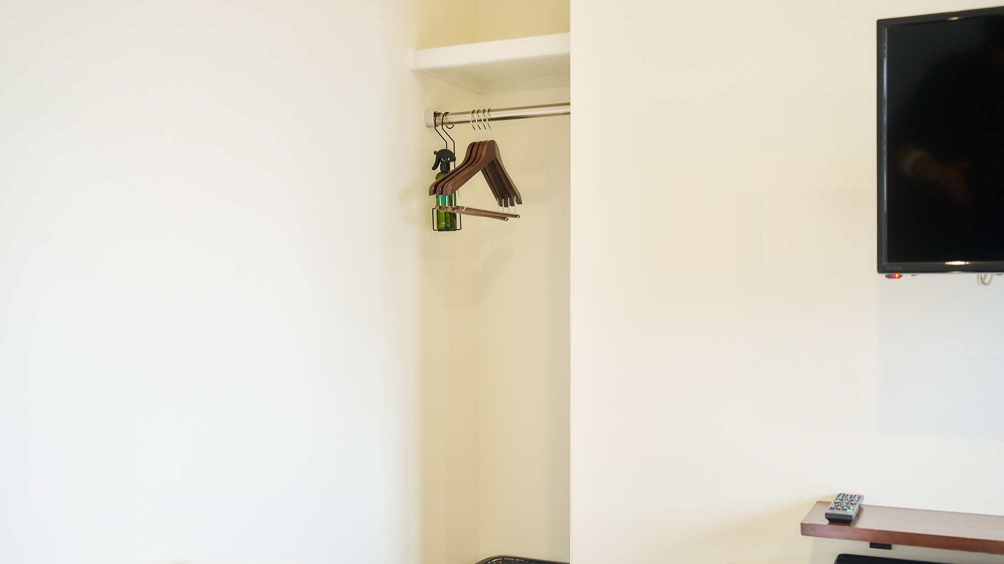 ・【部屋備品】シワをつけたくないお洋服や長めのアウターはハンガーラックへ