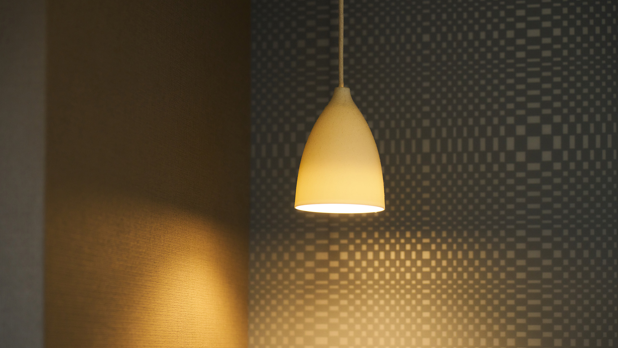 ・【部屋備品】ぬくもりを感じられる照明を完備。ホッとひと息つきませんか