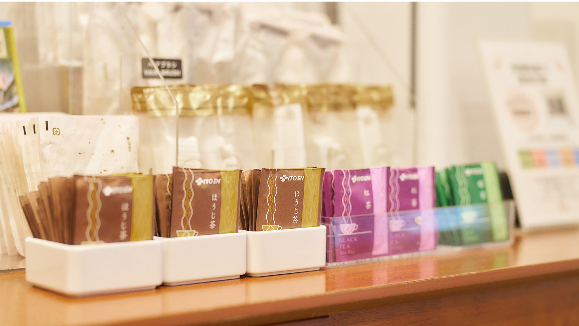 ・【フロント】数種類のティーパックがございます。お部屋の湯沸しポットでお茶をお楽しみください