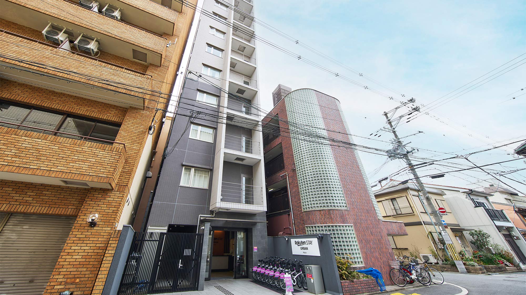 ・【外観】駅や観光地へアクセスしやすい立地の施設です