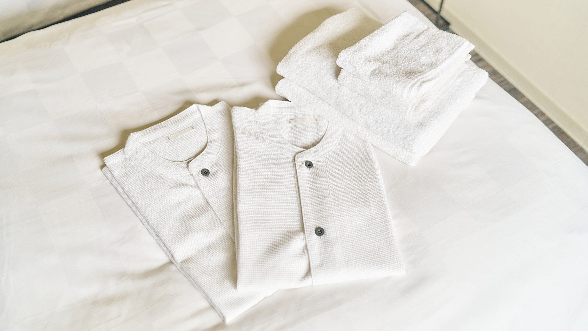 ・【部屋備品】バスローブ、タオルは人数分をご用意しております。のんびりお寛ぎください