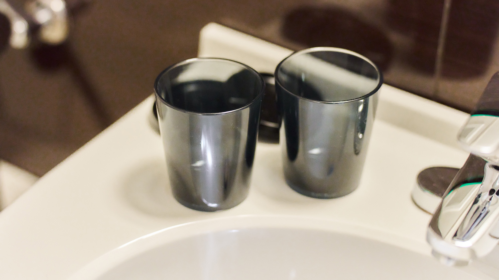 ・【部屋備品】うがいや歯磨きの時にご使用ください。歯ブラシはフロントにございます