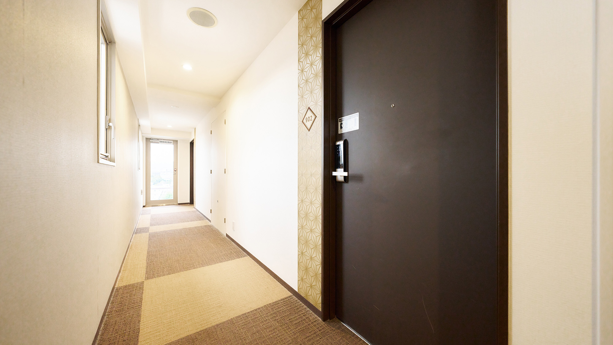 ・【廊下】各階にございます外に続く扉は非常時に開きます。事前にご確認ください