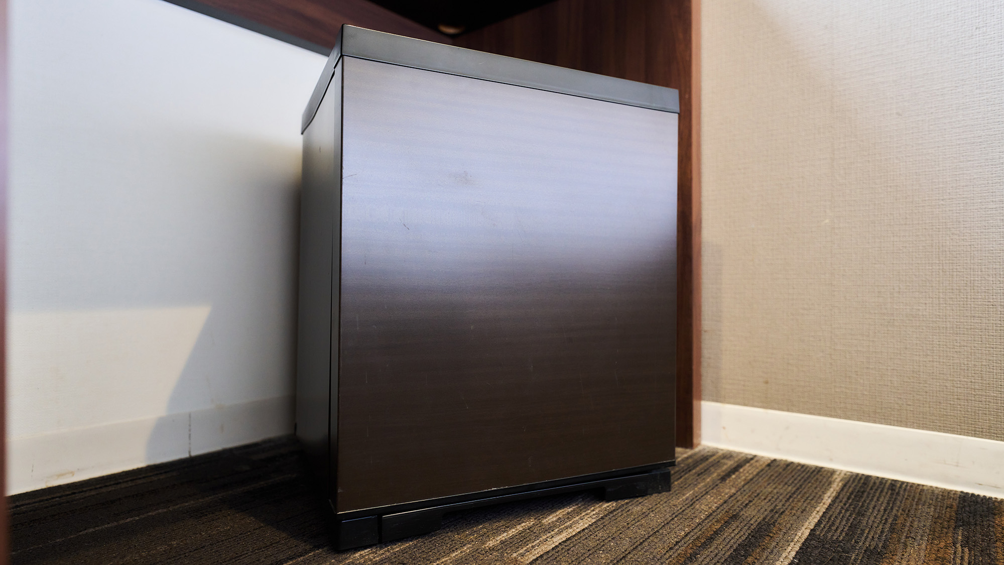 ・【部屋備品】各部屋にミニ冷蔵庫を完備。調達した食料やお飲み物の保冷にご利用ください