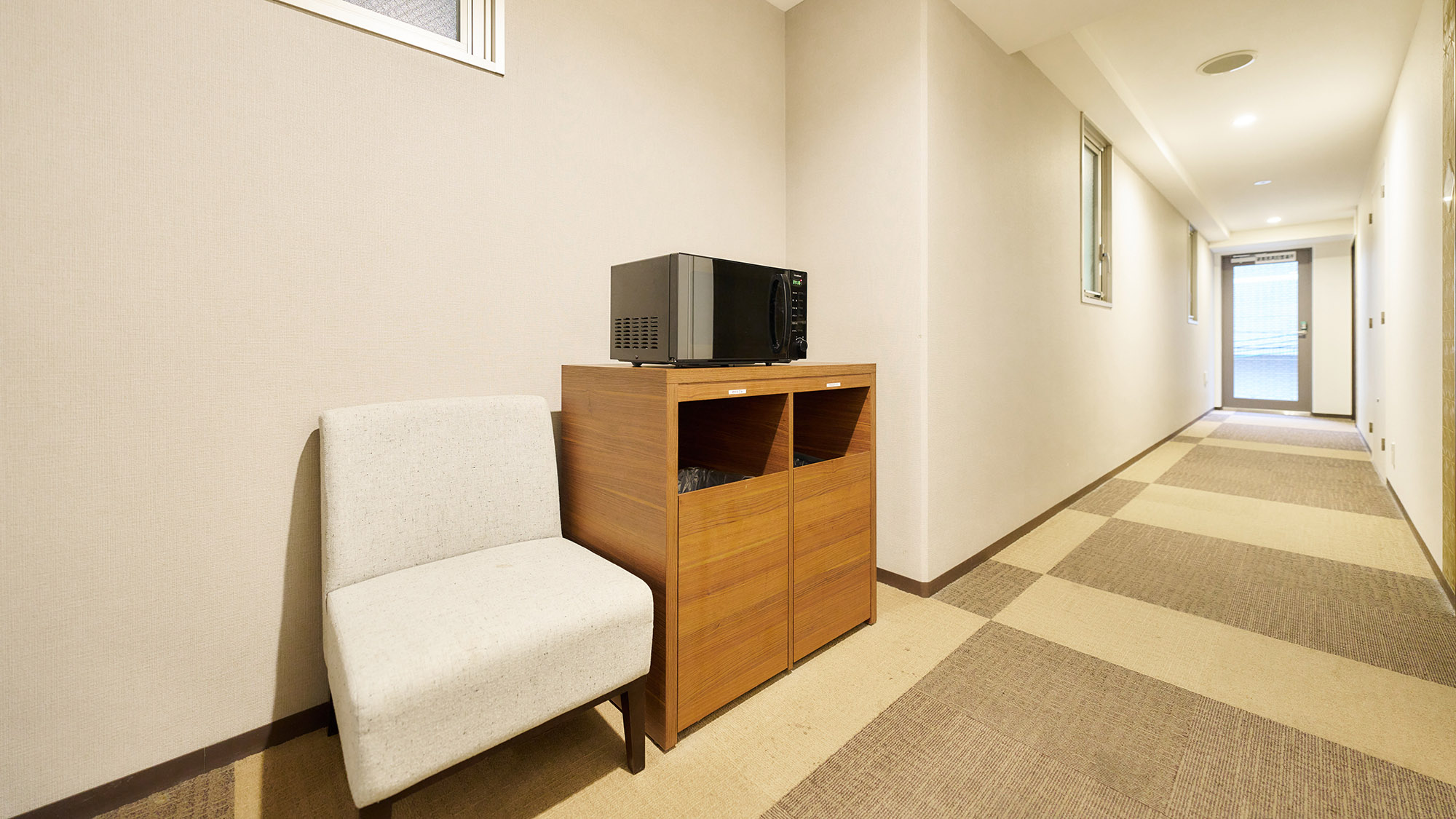 ・【館内設備】電子レンジの調理時間も椅子に座ってお待ちいただけます。ゴミ箱もあり便利です