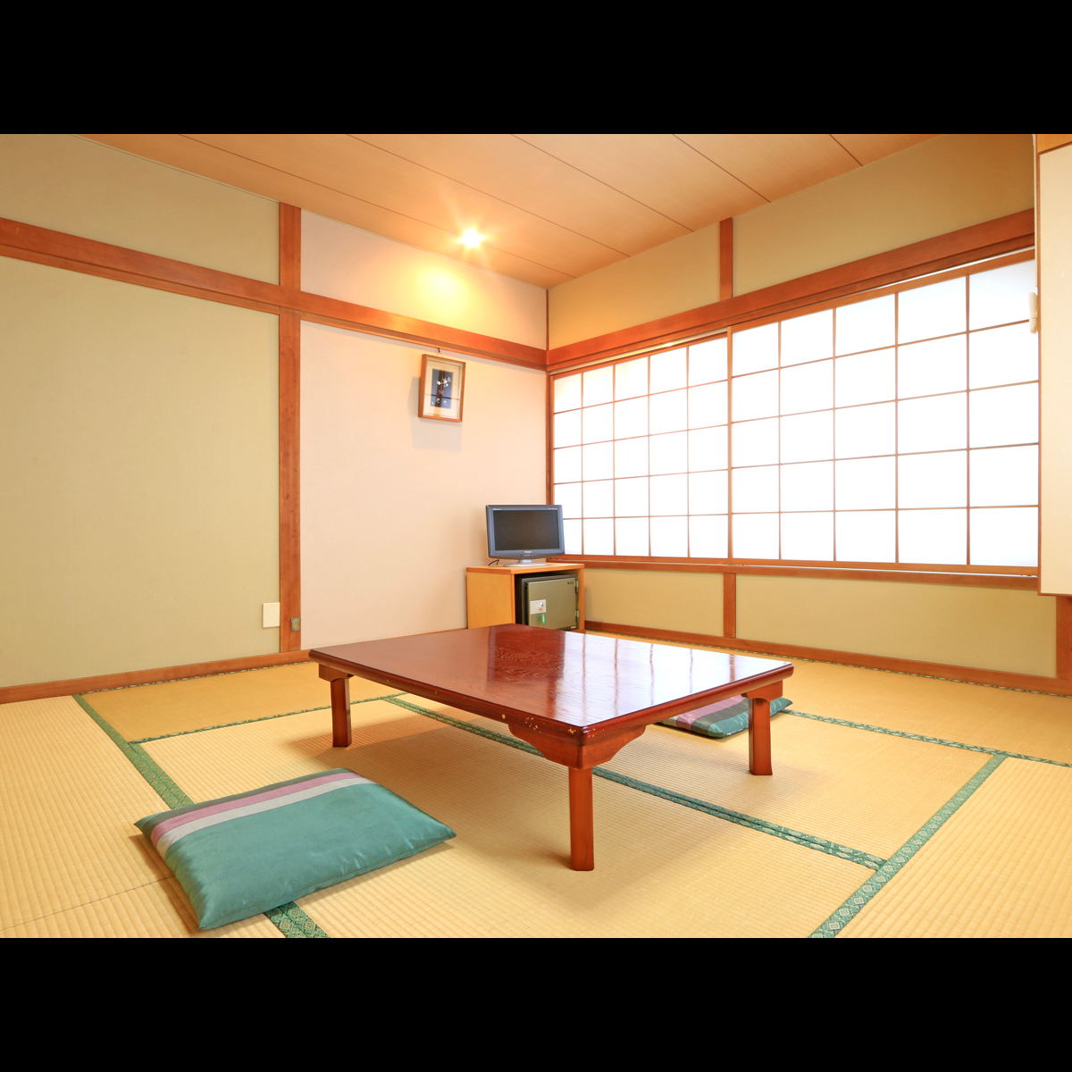 8畳はお友達同士3人でのご利用なども人気です！