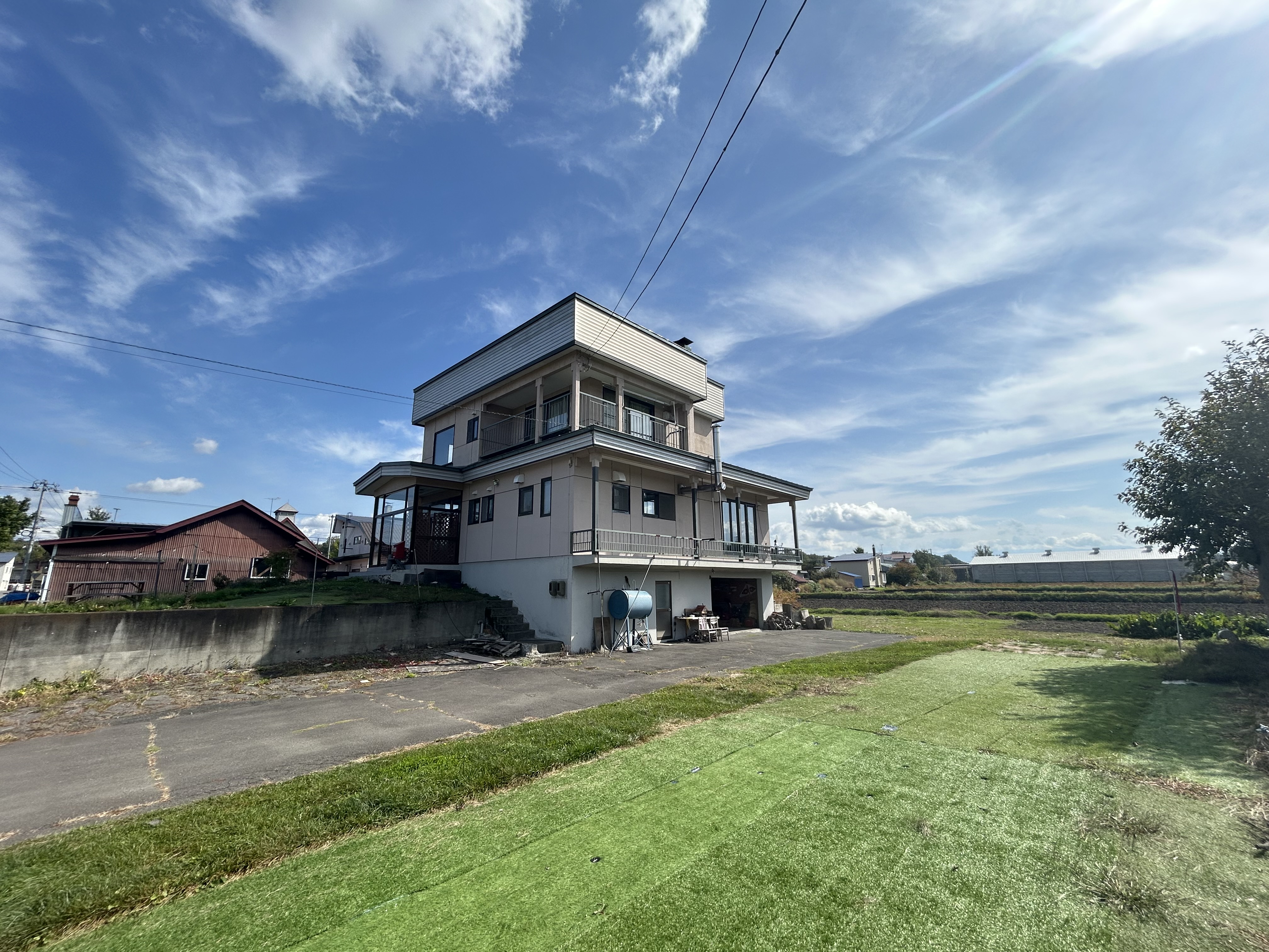 田園風景が綺麗です。車８台駐車可！２輪車ガレージ８台！