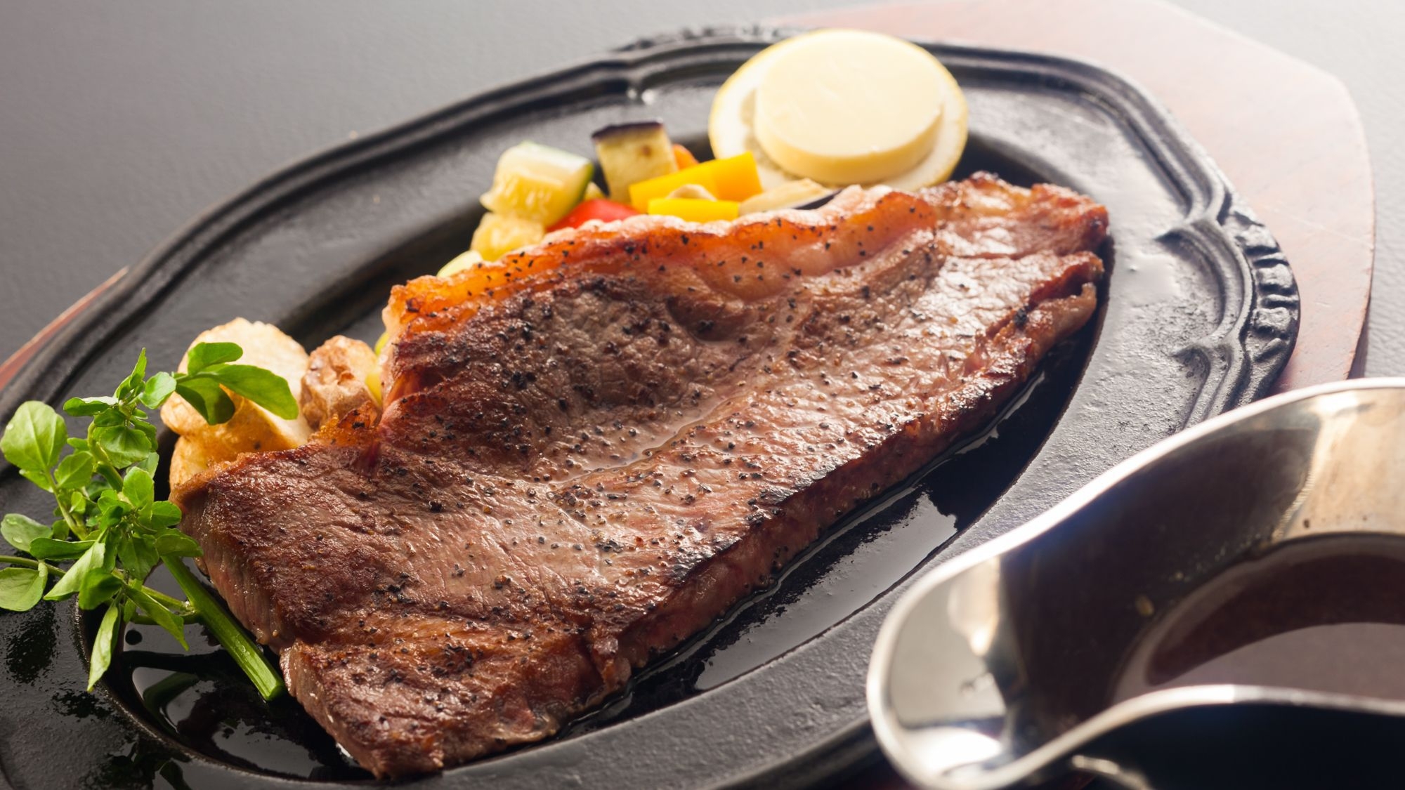 【グルメプラン】ご夕食は大人気の「国産和牛を熔岩プレート焼き」を含む特別会席をご用意いたします