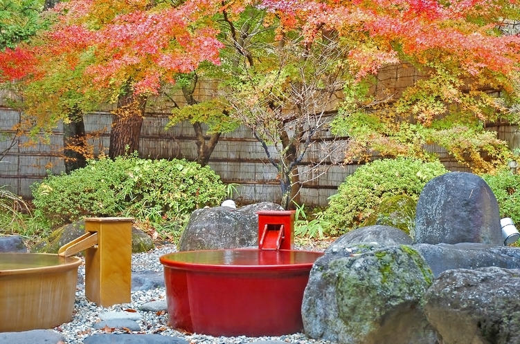 秋の露天風呂で特別な空間を:詳細ページ用