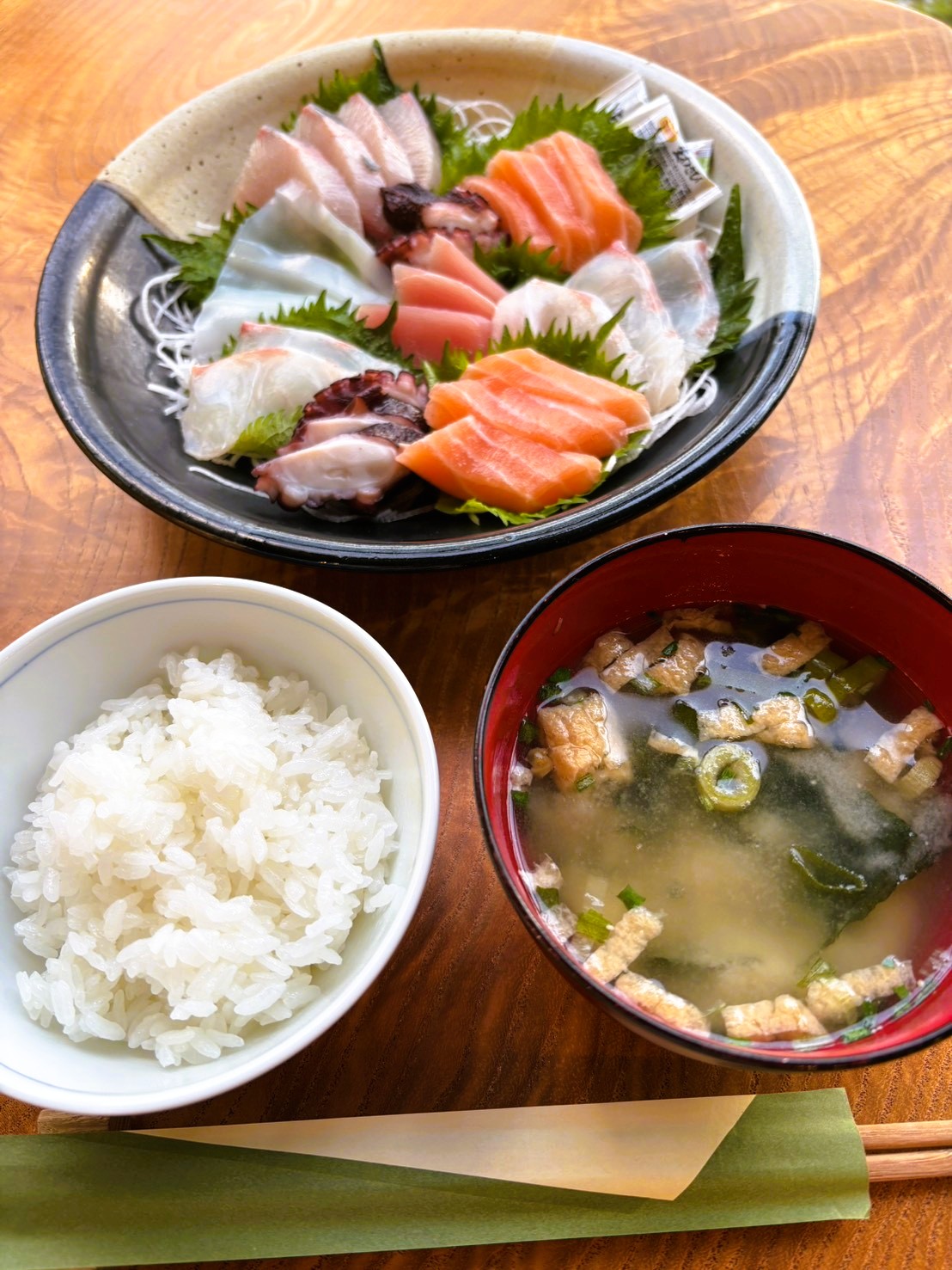 鮮魚のお刺身盛り合わせ（画像は２名様分です）の和食セット