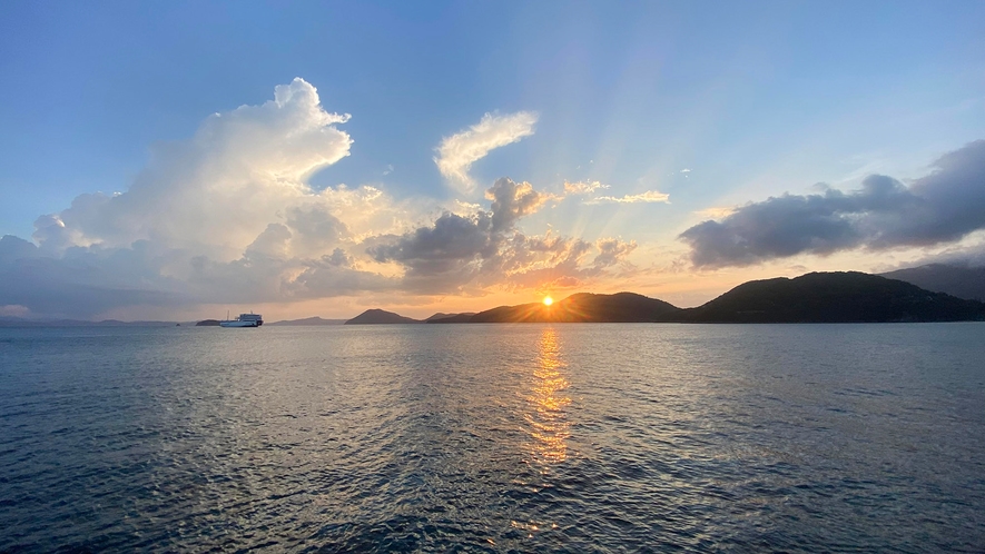 ・【小豆島坂手港】当施設から港まで徒歩約4分。瀬戸内の日の出を眺めるのにぴったりな立地です