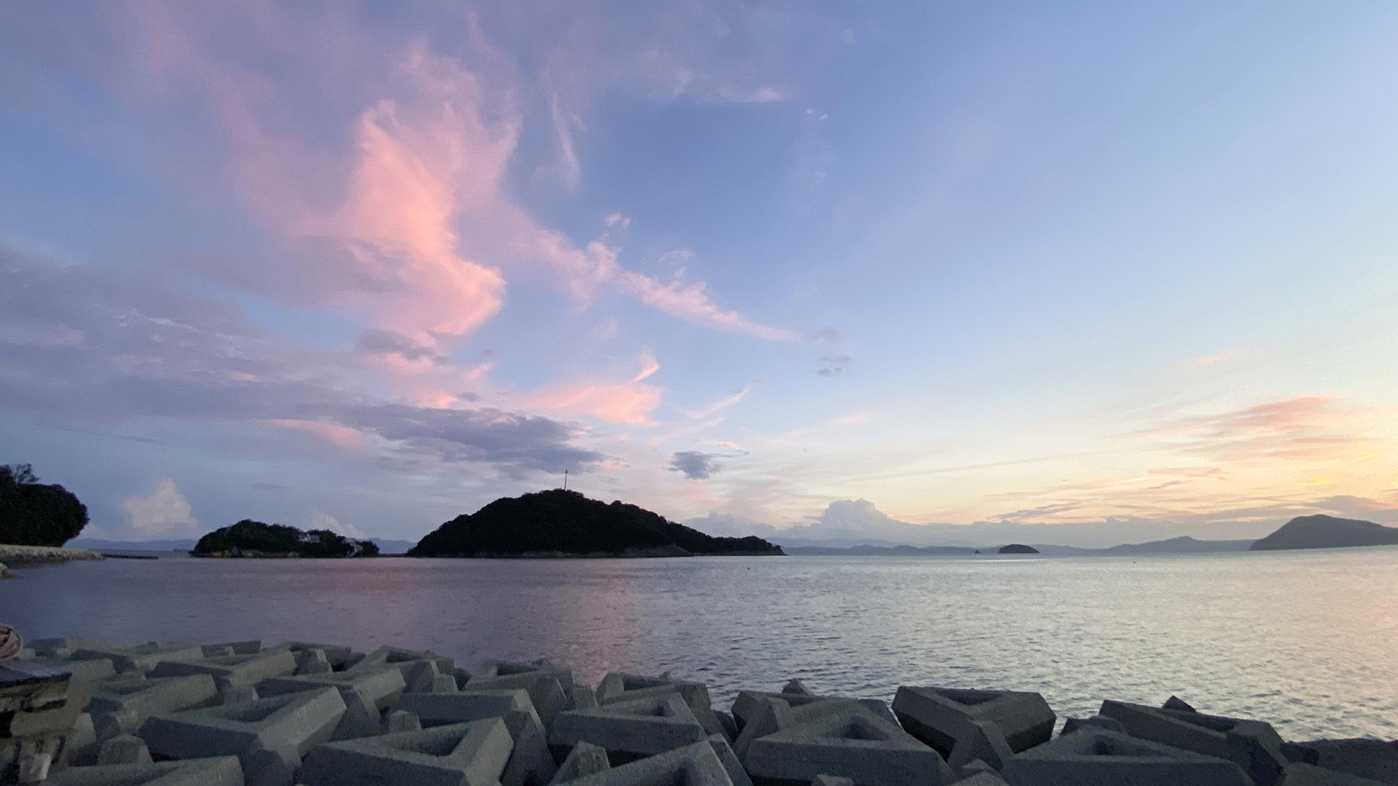 ・【小豆島坂手港】夕陽に照らされて幻想的な色合いの海。様々な風景を楽しめます