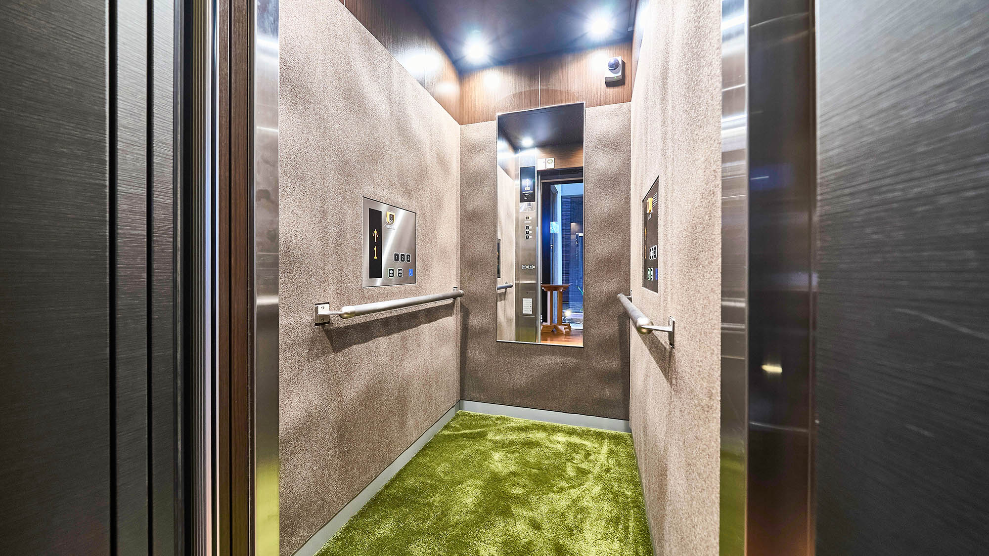 ・【エレベーター】防犯カメラのついたエレベーターで安心です