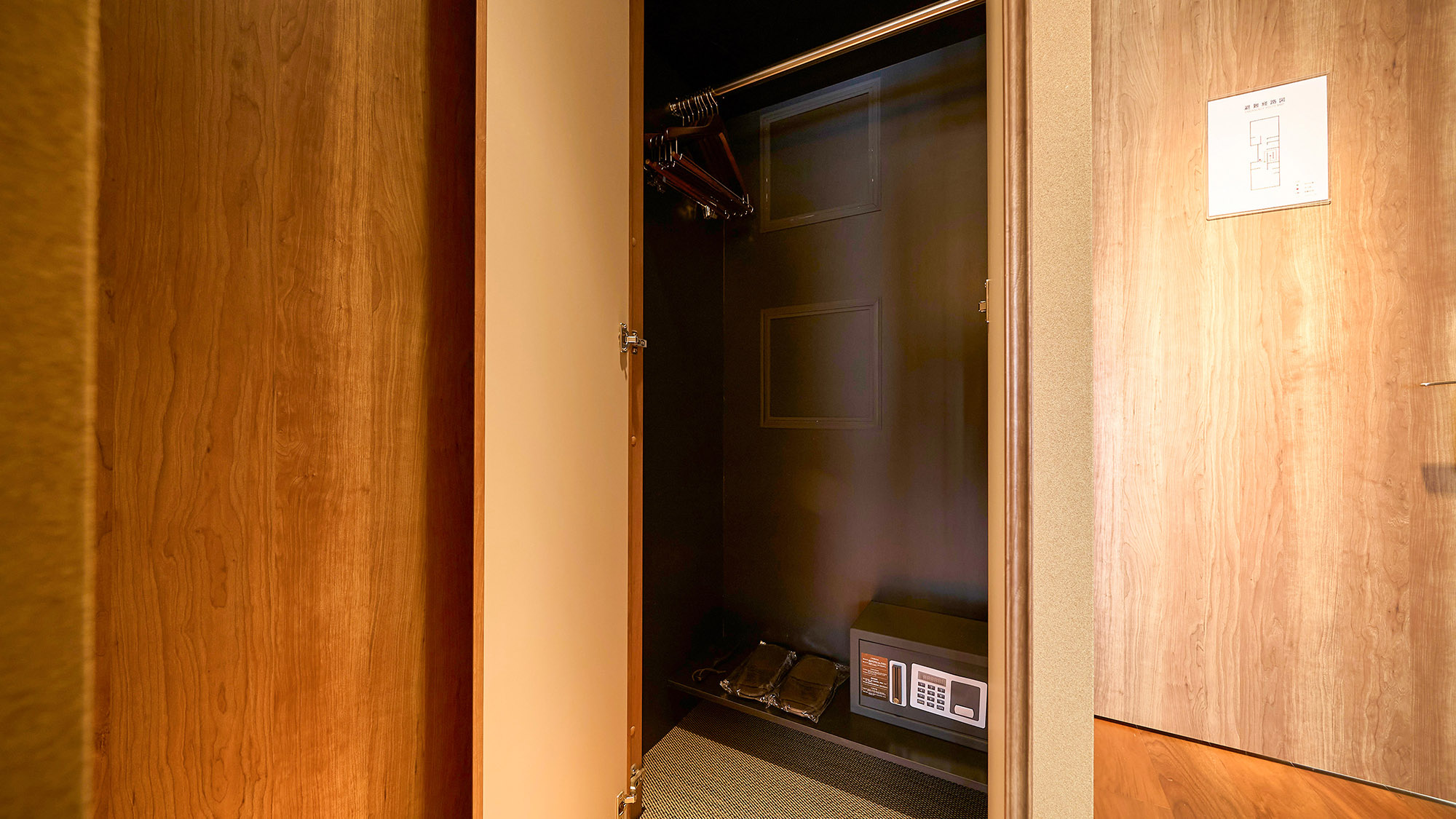 ・【スーペリアツイン/クローゼット】使い捨てスリッパをご用意しております