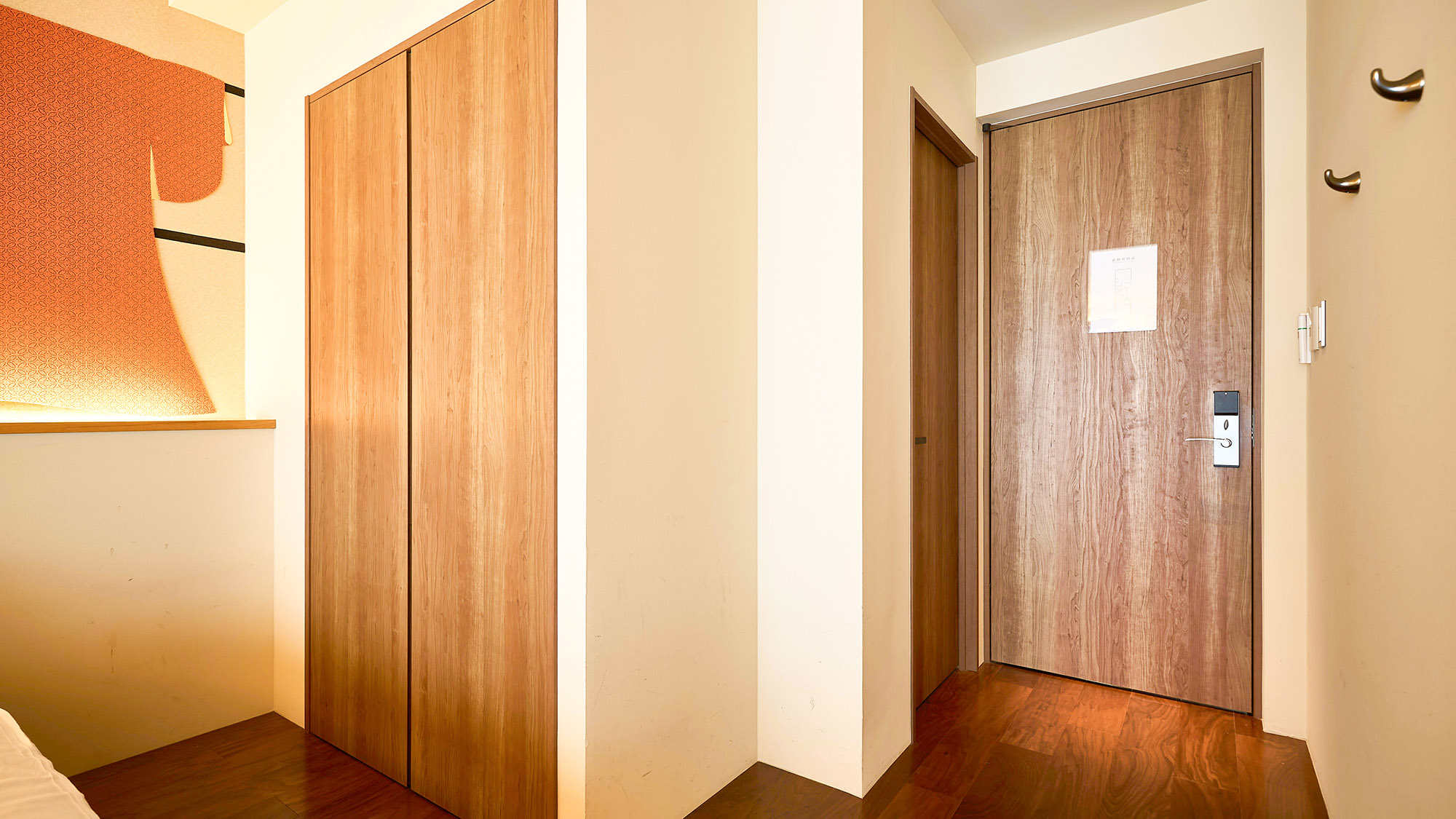 ・【スタンダードツイン】入口付近にコートフックがございます