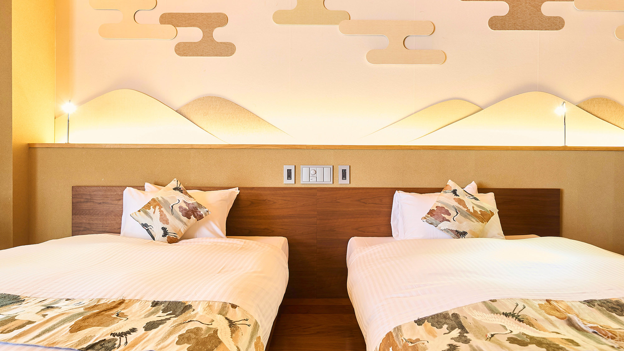 ・【スーペリアツイン/シングルベッド&times;2台】美しい鶴柄のべッドライナーとクッション