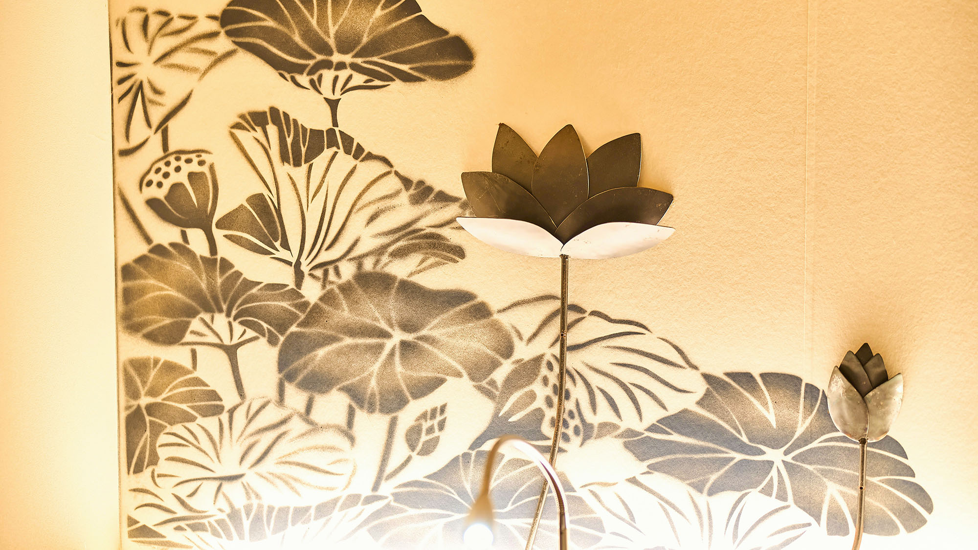 ・【中庭付きスーペリアツインルーム】蓮のデザインのアート